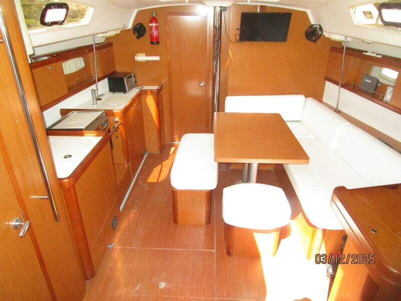 43' Beneteau salon forward