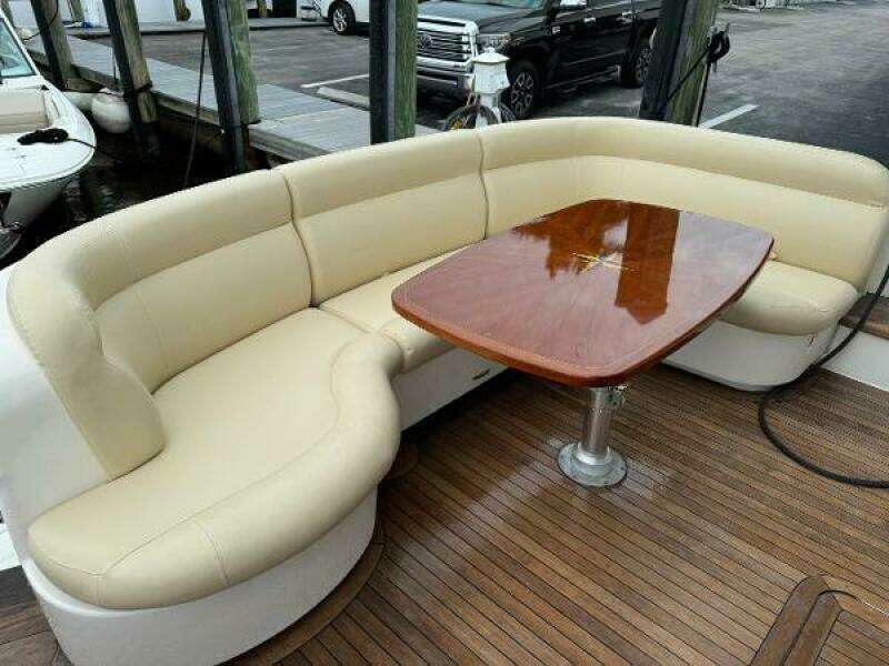 2010 Tiara Yachts 5800 Sovran