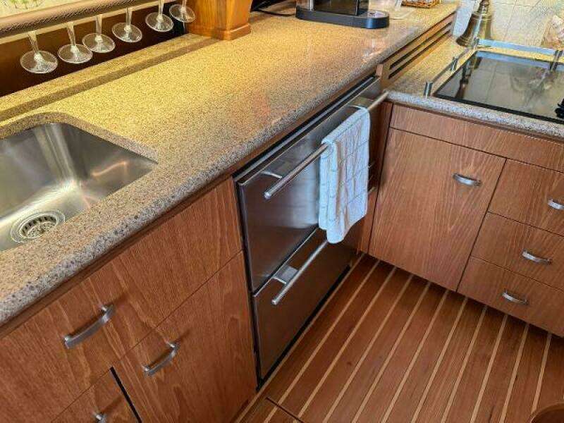 2010 Tiara Yachts 5800 Sovran
