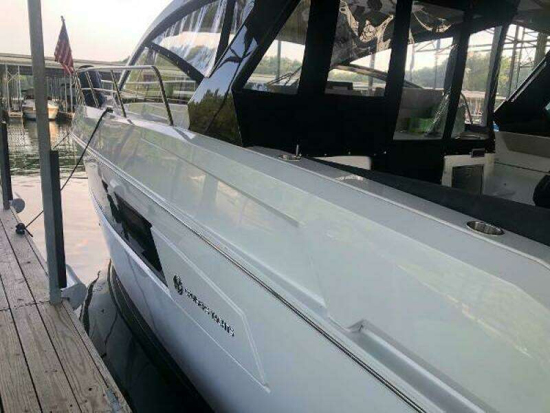 2022 Cruisers Yachts Express Coupe