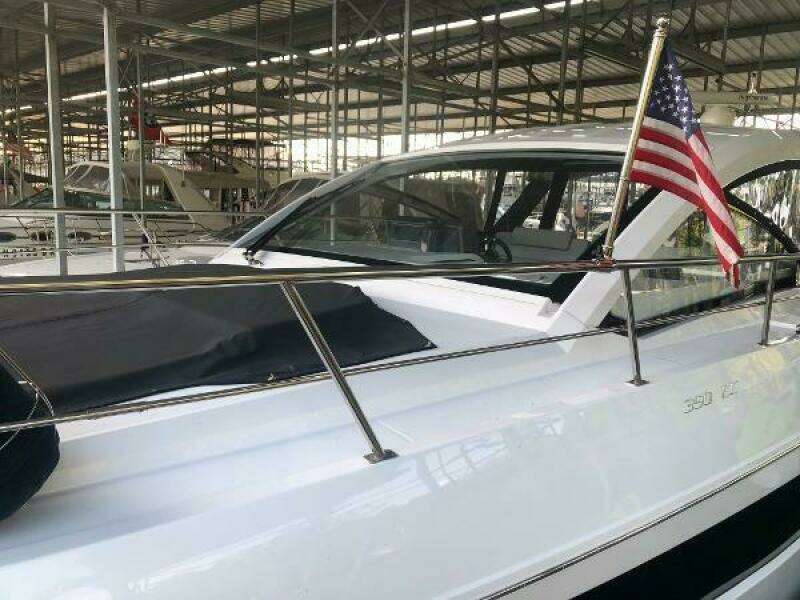 2022 Cruisers Yachts Express Coupe