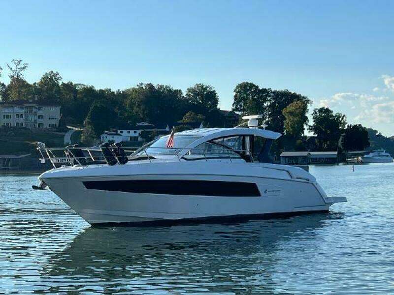 2022 Cruisers Yachts Express Coupe