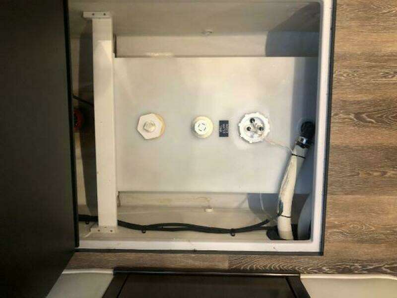 2022 Cruisers Yachts Express Coupe