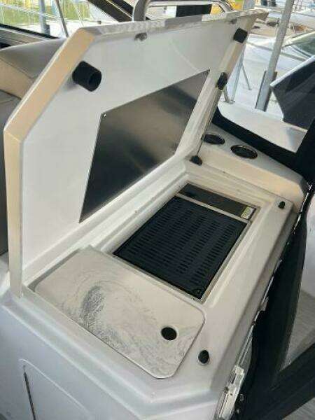 2022 Cruisers Yachts Express Coupe