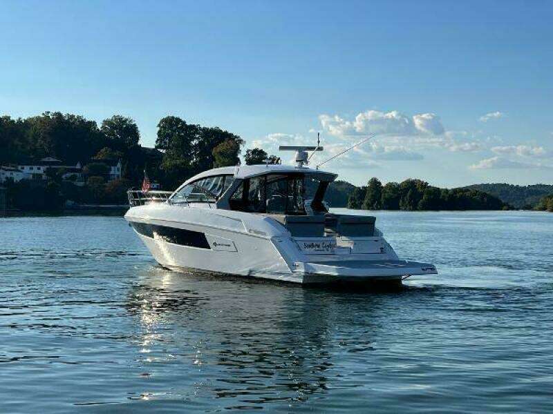 2022 Cruisers Yachts Express Coupe