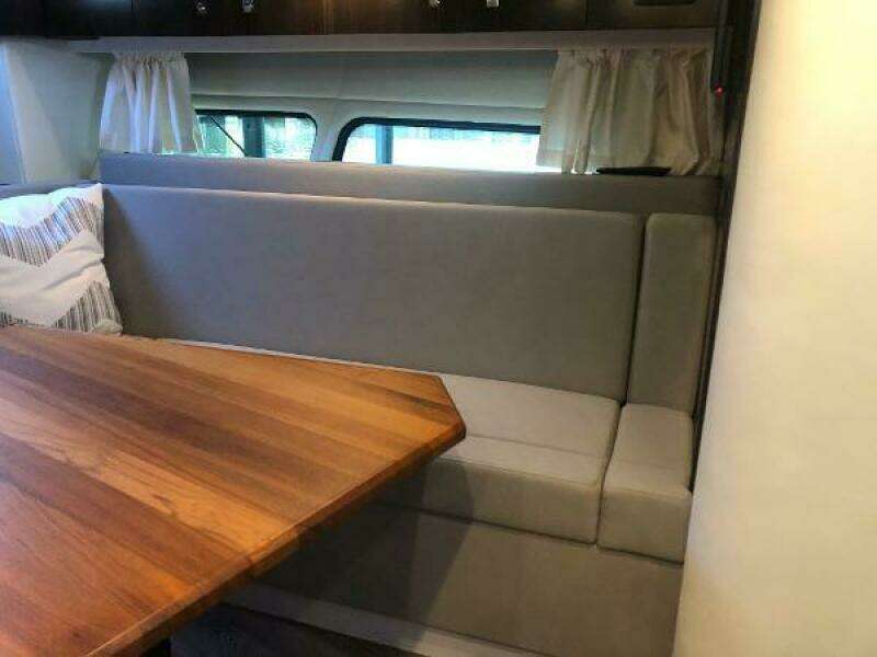 2022 Cruisers Yachts Express Coupe