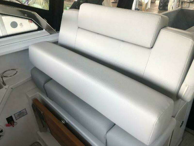 2022 Cruisers Yachts Express Coupe