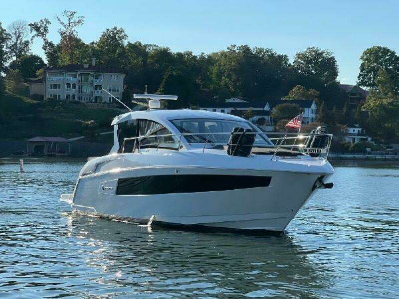 2022 Cruisers Yachts Express Coupe