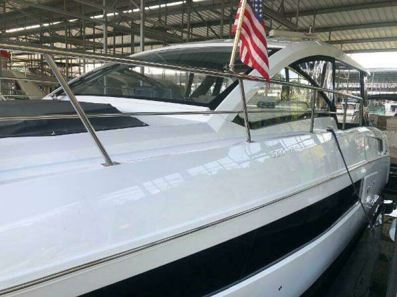 2022 Cruisers Yachts Express Coupe