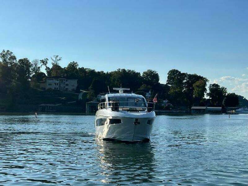 2022 Cruisers Yachts Express Coupe