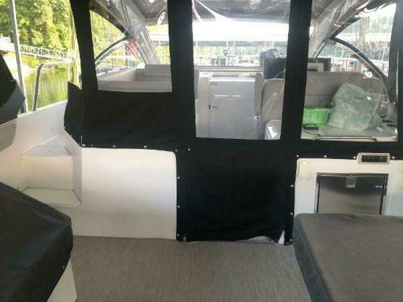 2022 Cruisers Yachts Express Coupe