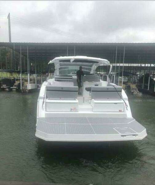 2022 Cruisers Yachts Express Coupe