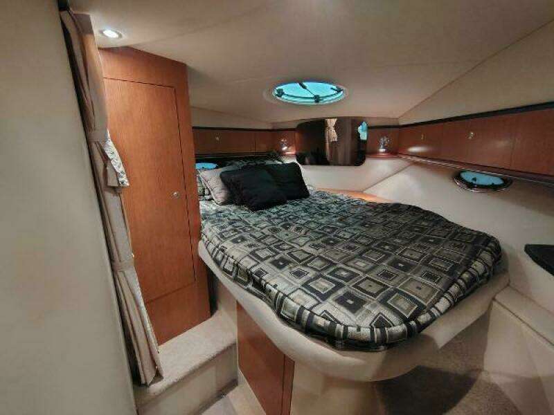 2004 Cruisers Yachts Express