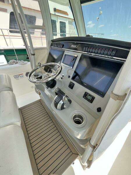 2015 Boston Whaler 350 Outrage
