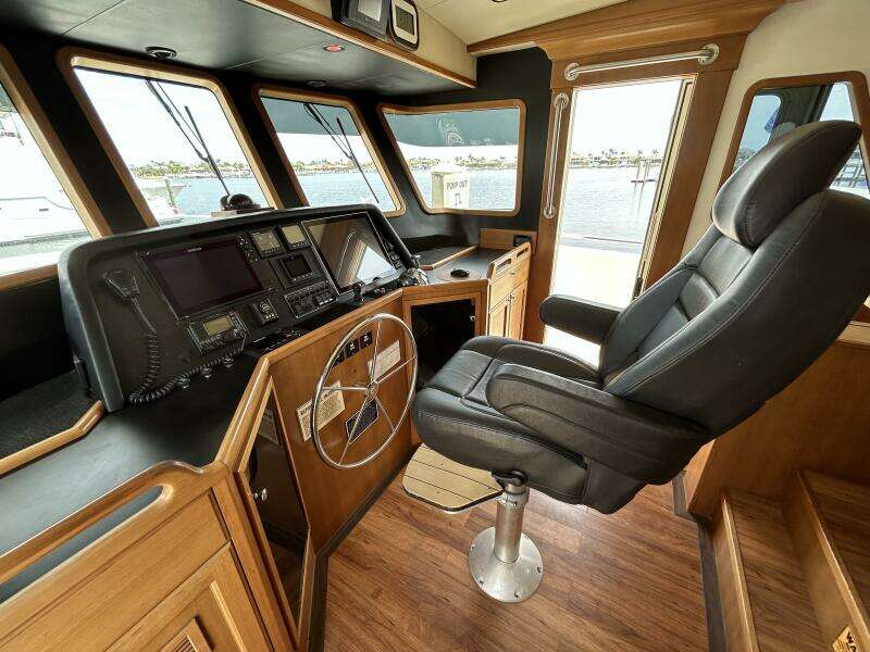 45' Northwest pilothouse helm2