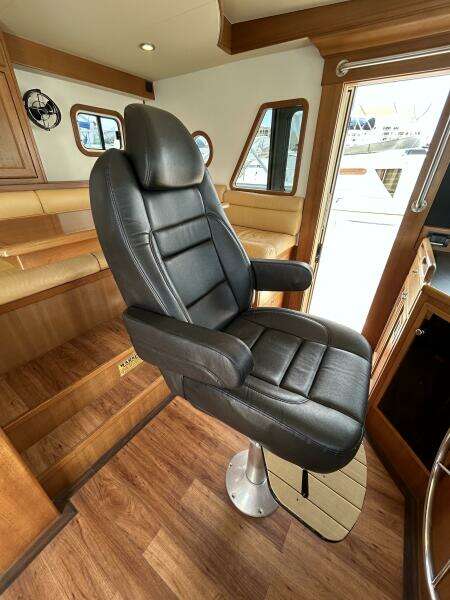 45' Northwest pilothouse helmseat