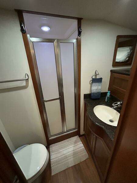 45' Northwest master stateroom head