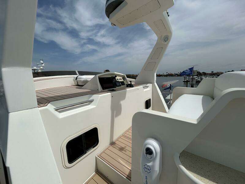 45' Northwest flybridge helm1