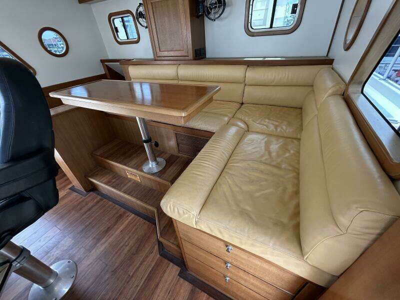 45' Northwest pilothouse seating1