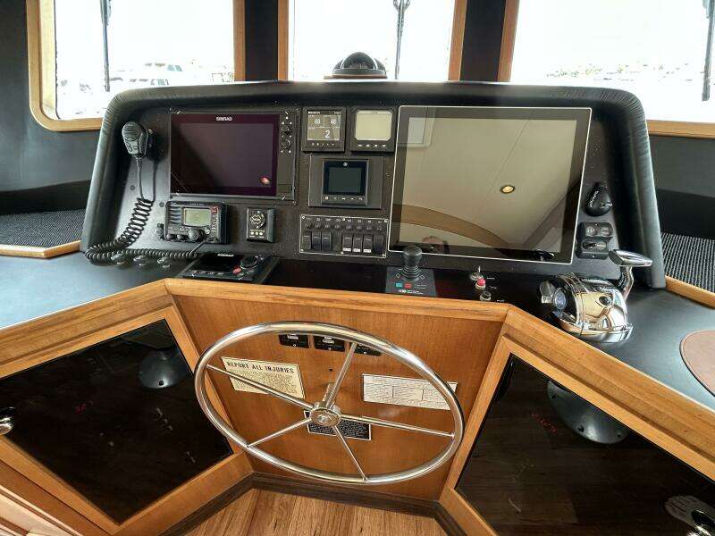 45' Northwest pilothouse helm3