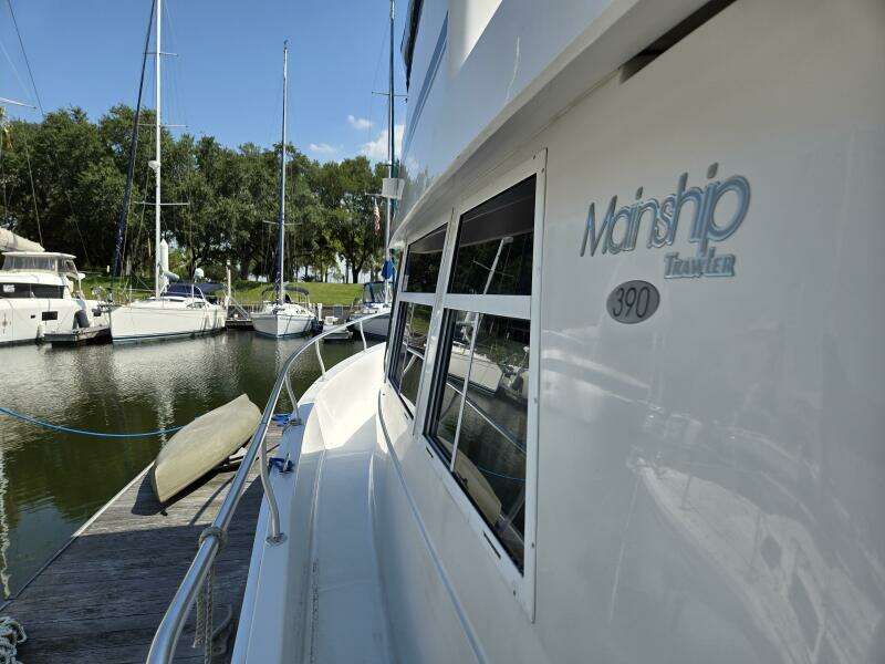 2001 Mainship 390