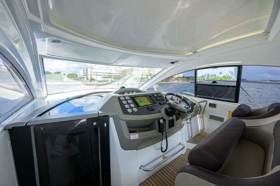 Beneteau 38 GT - Helm Electronics, Seating