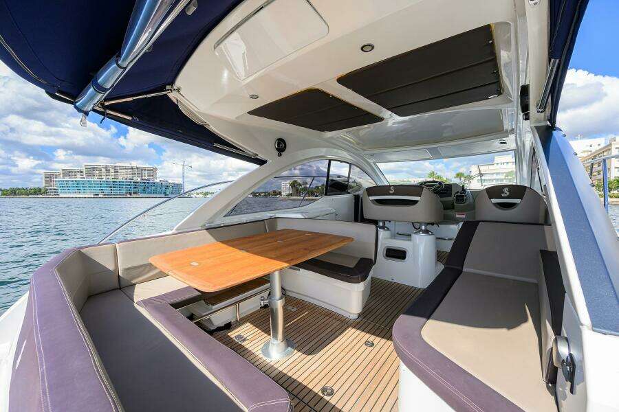 Beneteau 38 GT - Helm Deck Seating
