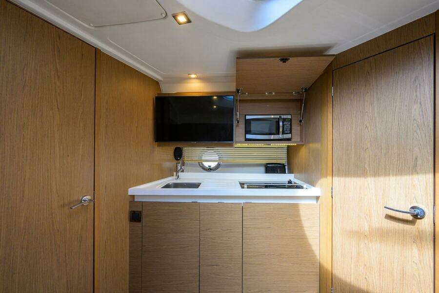 Beneteau 38 GT - Cabin