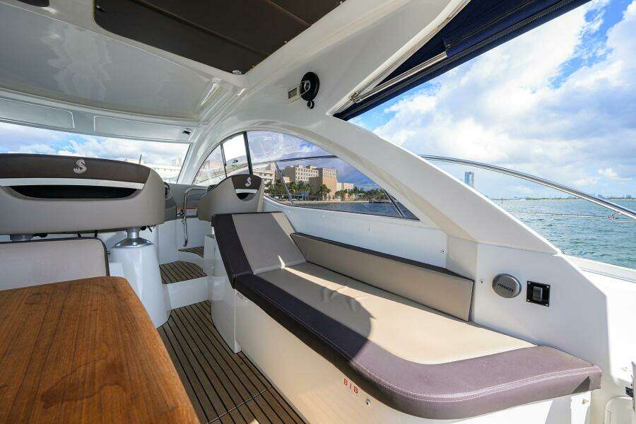 Beneteau 38 GT - Helm Deck Seating