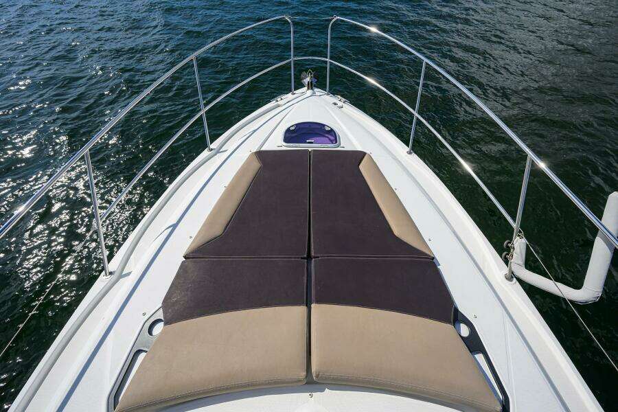 Beneteau 38 GT - Bow Sunpad