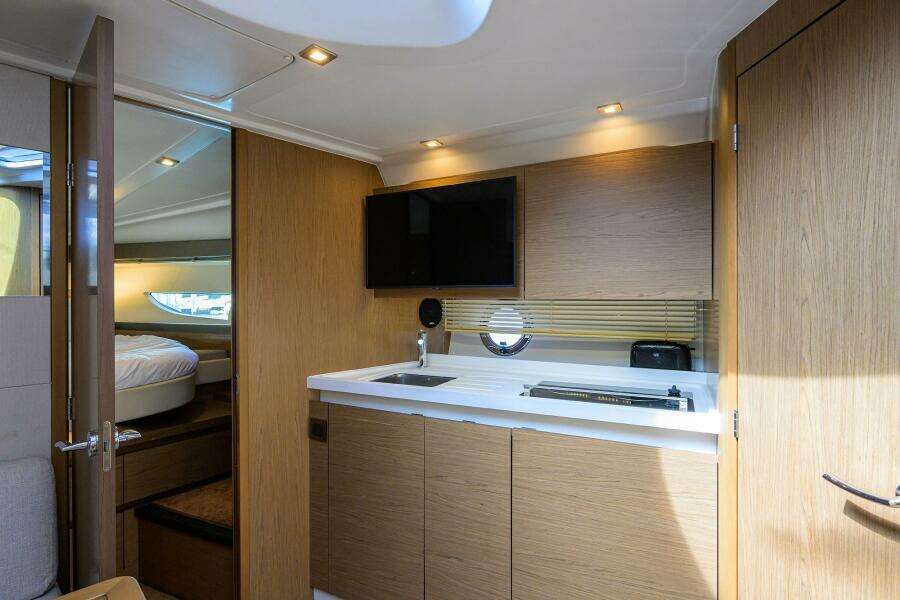 Beneteau 38 GT - Cabin
