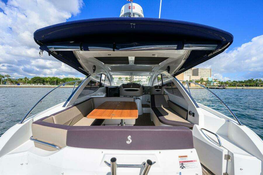 Beneteau 38 GT - Helm Deck Seating