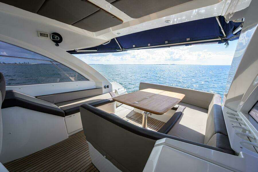 Beneteau 38 GT - Helm Deck Seating