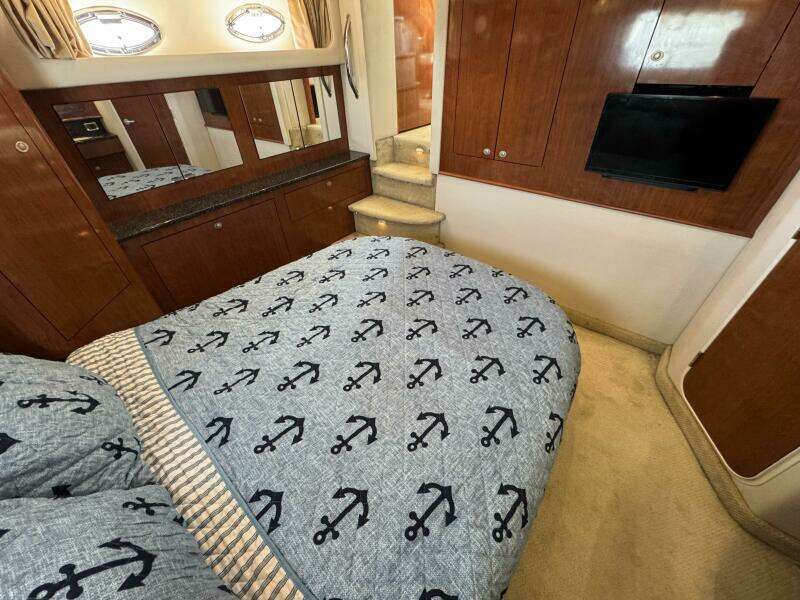 34 2004 Sea Ray 390 Owners Aft Stateroom