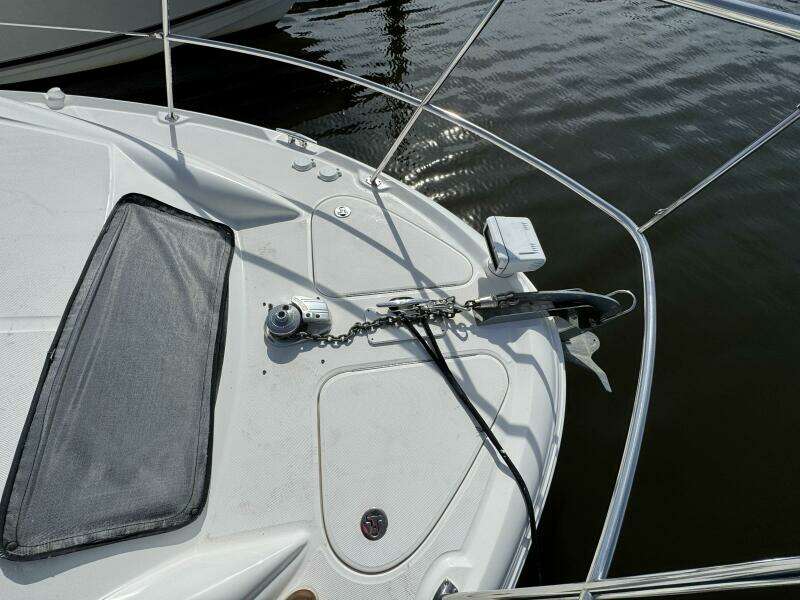52 2004 Sea Ray 390 Windlass