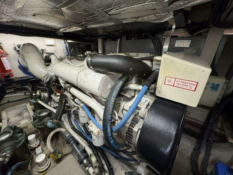 48 2004 Sea Ray 390 Engine Room