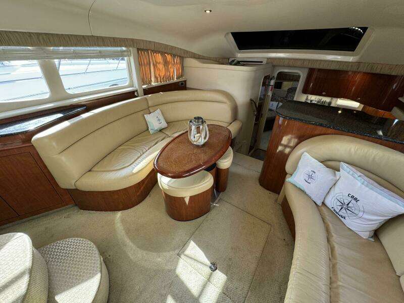 15 2004 Sea Ray 390 Salon Seating