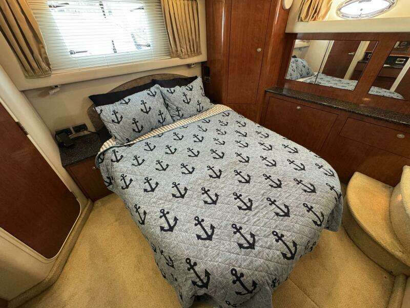 36 2004 Sea Ray 390 Owners Aft Stateroom
