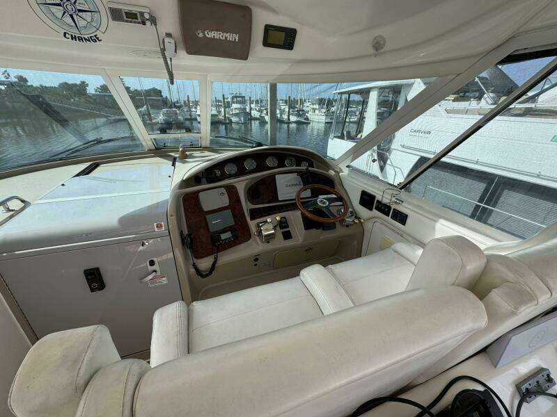 6 2004 Sea Ray 390 Helm