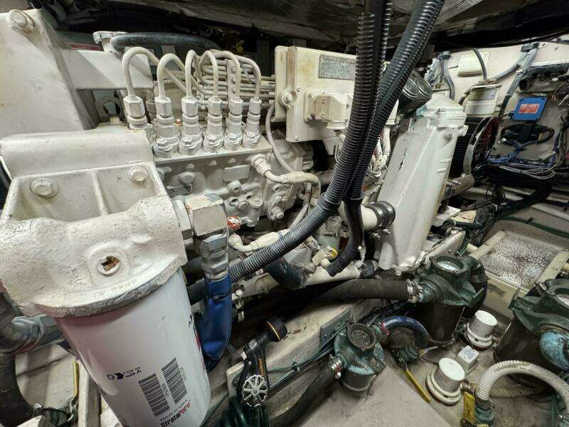 41 2004 Sea Ray 390 Engine Room