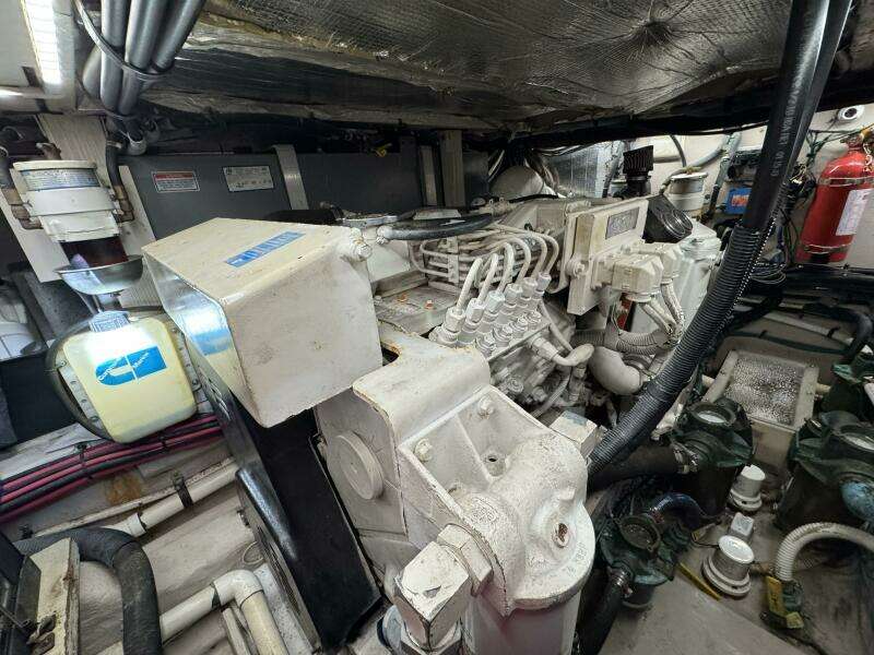 39 2004 Sea Ray 390  Engine Room