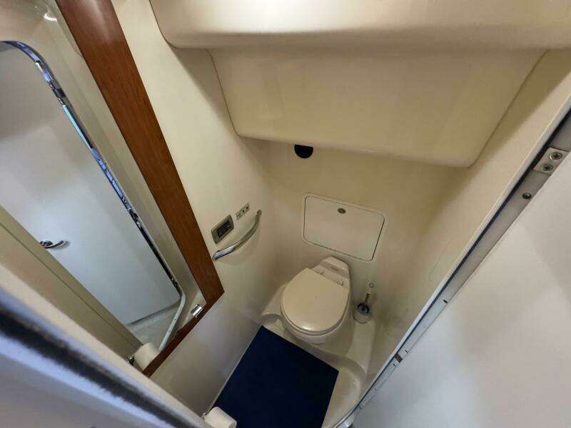 38 2004 Sea Ray 390 Owners Aft Head