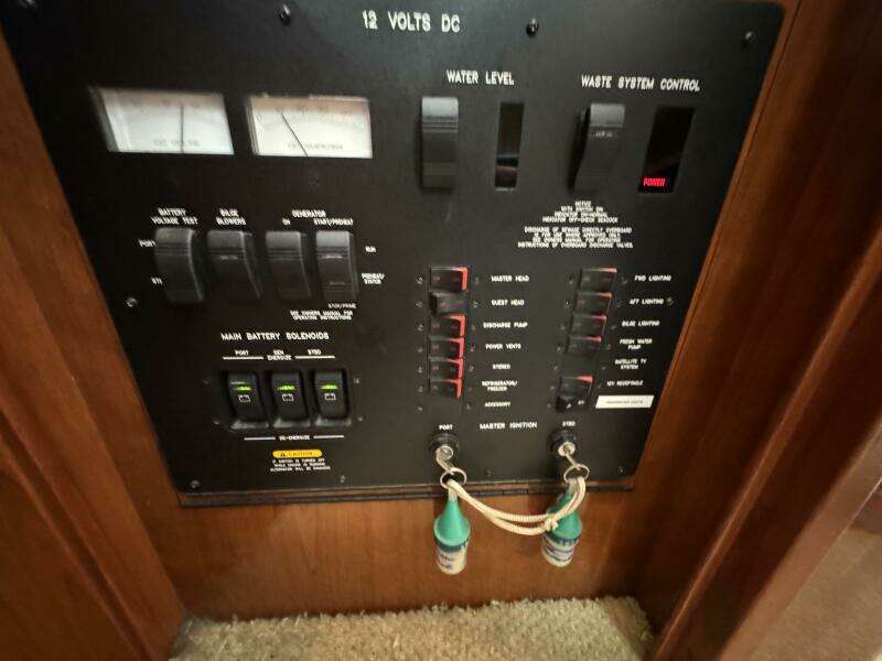 27 2004 Sea Ray 390 Control Panel