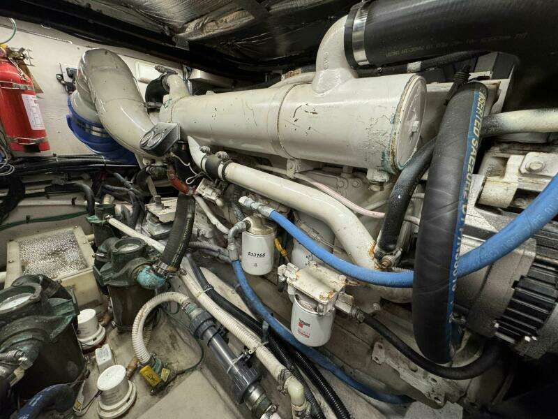 40 2004 Sea Ray 390 Engine Room