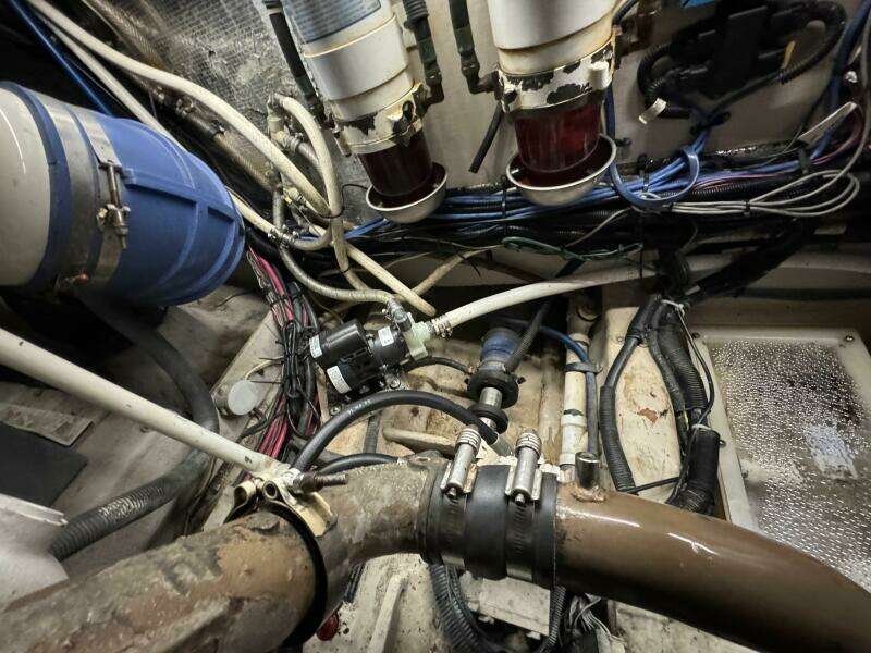 42 2004 Sea Ray 390 Engine Room