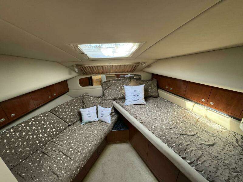 28 2004 Sea Ray 390 VIP Forward Stateroom