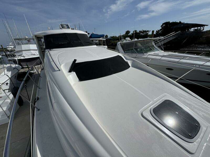 55 2004 Sea Ray 390 Bow Starboard Side