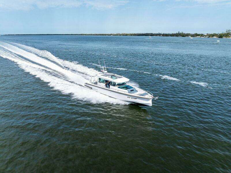 2022 37 Axopar Cross Cabin 