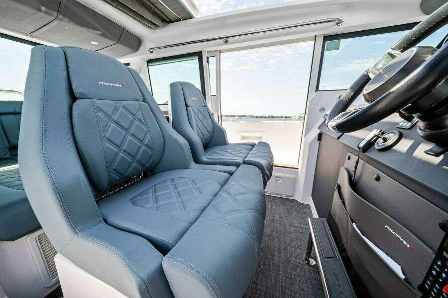2022 37 Axopar Cross Cabin 