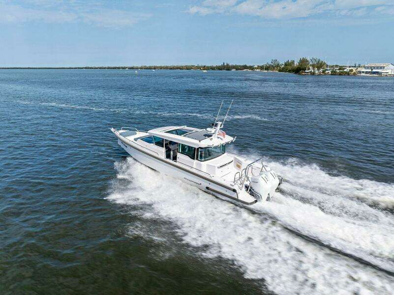 2022 37 Axopar Cross Cabin 